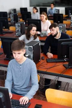 Students working on computers in classroom Fotos de archivo