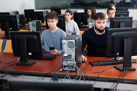 Students working on computers in classroom Foto stock
