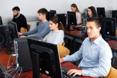 Students working on computers in classroom Fotos de archivo