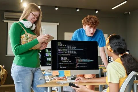 Students Working on Programming Code Together Foto stock
