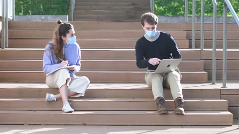 Students working together during Coronavirus pandemic Vídeo Stock 149822784