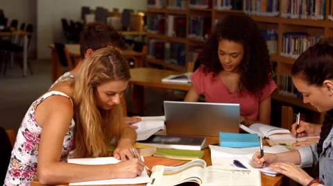 Students working together in the library 動画素材 47595127