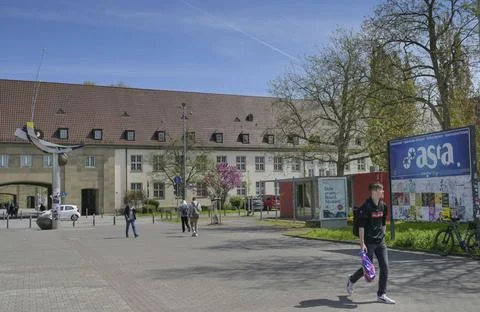  Studierende auf dem Campus, Johannes Gutenberg-Universität, Jakob-Welder-.. Stock Photos