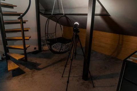 Studio apartment room with decorative elements spiral stairs and flash light  Foto stock