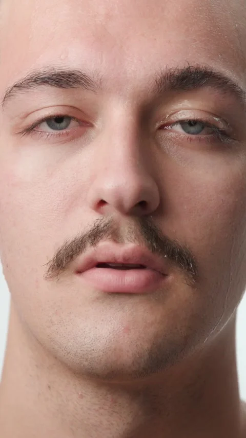 Studio Close-Up Portrait of Sweating Young Caucasian Man Wiping Face in Hea.. Vidéo 341840676