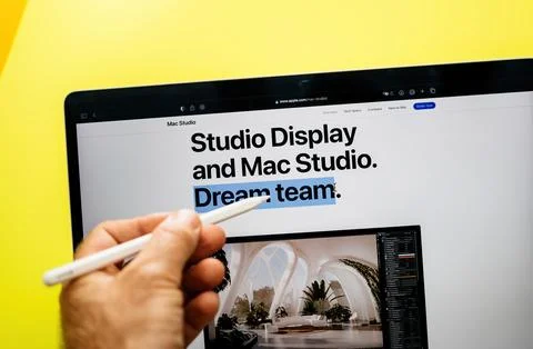 Studio Display and Mac Studio: The Ultimate Creative Duo 스톡 사진