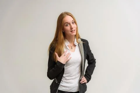 Studio portrait on the camera of a smiling beautiful girl with long hair talk Stock-Fotos