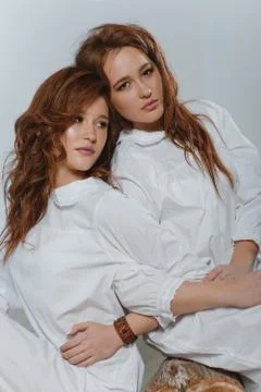 Studio portrait of two red-haired twin girls. Foto stock