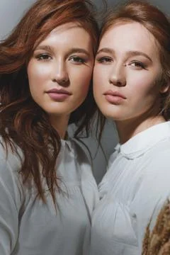 Studio portrait of two red-haired twin girls. Foto stock