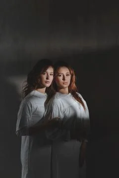 Studio portrait of two red-haired twin girls. Foto stock