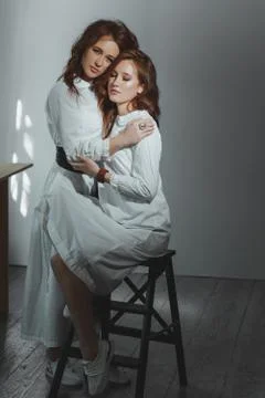 Studio portrait of two red-haired twin girls. Foto stock
