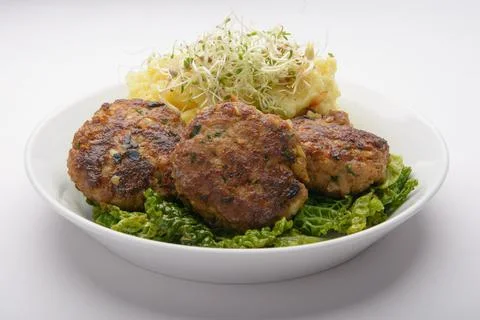 Studio shot of meatballs with mashed potatoes and bean sprouts as decoration Stockfoto's