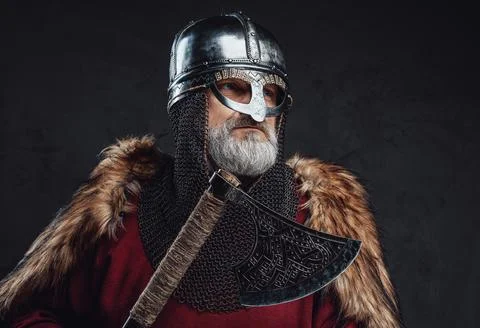 Studio shot of old age templar holding axe 库存照片