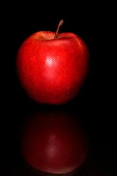 Studio shot of red apple with reflection isolated on a black background Foto stock