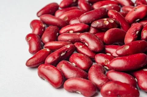 A studio shot of red kidney beans shows their deep color and shape, ideal for Stock-Fotos