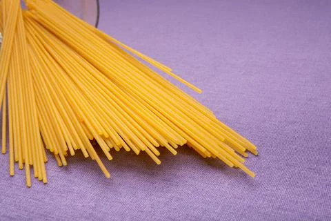 Studio shot of uncooked spaghetti on purple background Stockfoto's