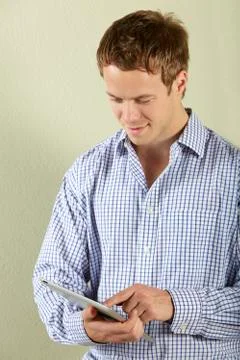 Studio Shot Of Young Man Using Tablet Computer Stockfoto's