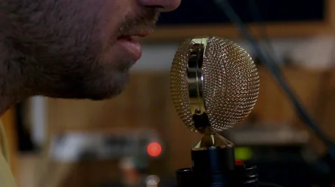 Studio singing Vídeos de archivo 37246337