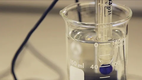 Study to determine fluid acidity. Vídeo Stock 127321402