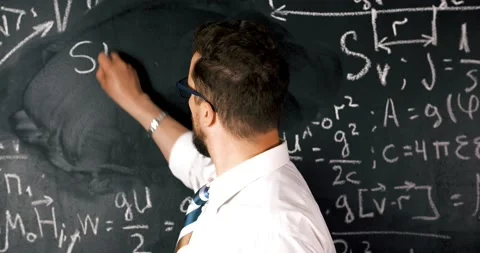 Study at home. Confident man writing on a blackboard Vídeo Stock 131562086