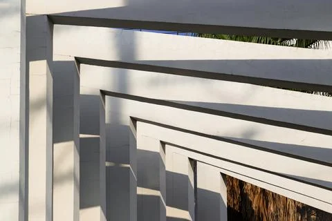 This study of minimalist geometry features staggered L-shaped white beams f.. 库存照片