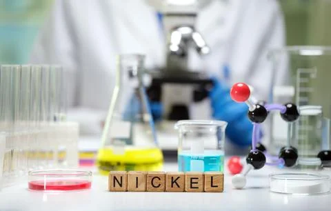 Study of Nickel in a Lab Using Advanced Microscopy and Chemical Analysis 库存照片