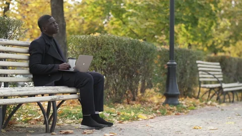 Study outdoors remote work man bench laptop park Vídeo Stock 173399047