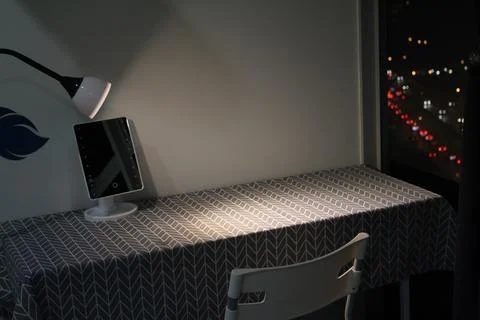 Study table in a room overlooking a busy city road Foto stock