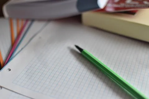 Study table of a student with notes, books and a pen Foto stock