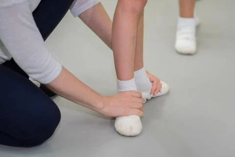 Studying ballet. Foot basic first position training. Teacher corrects ballerinas Foto stock