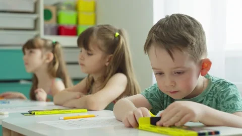 Studying in the first grade of primary school at desks. Vídeos de archivo 244651009