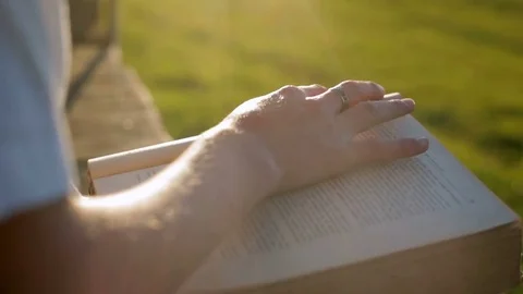 Studying something new and interesting 動画素材 78182471