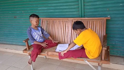 Studying together 動画素材 211468201