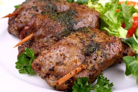 Stuffed beef pockets with tomato, lettuce and cucumber Foto stock