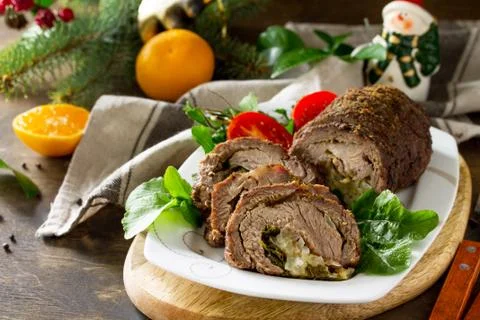 Stuffed Beef Roll with Pear and Cheese on a festive Christmas table. Foto stock