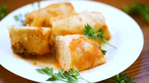 Stuffed cabbage leaves with minced meat and rice in tomato sauce. Vídeos de archivo 104910978