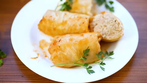 Stuffed cabbage leaves with minced meat and rice in tomato sauce. Vídeos de archivo 104911384
