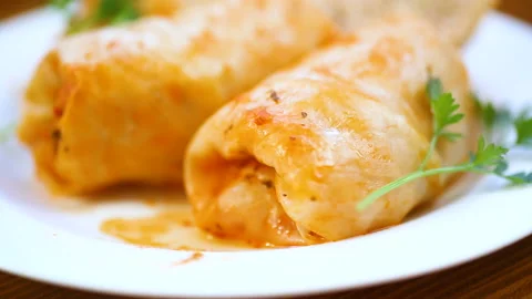 Stuffed cabbage leaves with minced meat and rice in tomato sauce. Vídeos de archivo 104911703