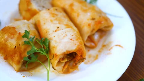 Stuffed cabbage leaves with minced meat and rice in tomato sauce. Vídeos de archivo 107299018