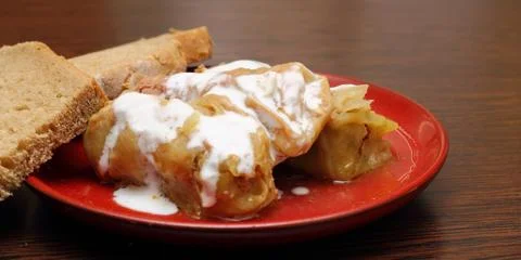 Stuffed cabbage over red plate 库存照片