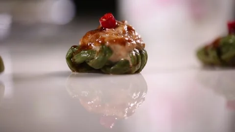 Stuffed meat with beans on a plate (1) Video stock 202160337