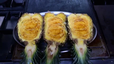 Stuffed pineapples are baking in a commercial oven Vidéo 325561671