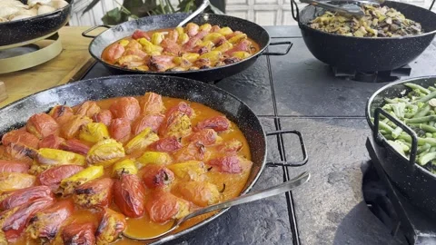 Stuffed tomatoes, spiced green beans and other diches in large metal pans Stock-Footage 245340030