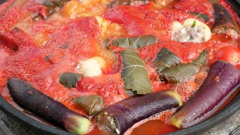 Stuffed vegetables cooking: liquid is bubbling and evaporating Видео 228700585