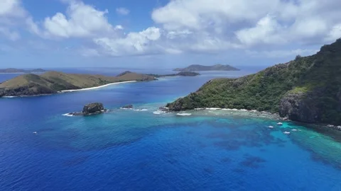 Stunning aerial flight over Castaway Island tropical paradise in Fiji. Vídeo Stock 325687953