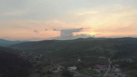 Stunning Aerial Footage Gliding Over Dense Forests And Majestic Mountains Vidéo 297422341