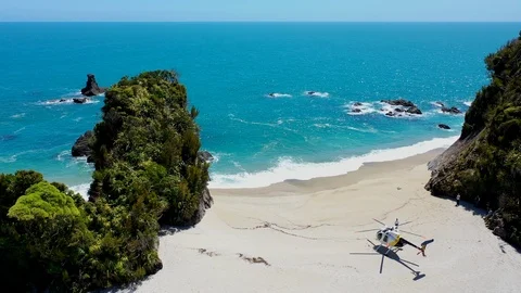 Stunning aerial of a helicopter on an empty beach in NZ 库存影片 113457486