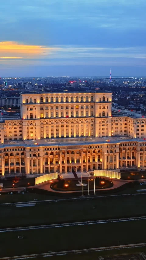 Stunning aerial hyperlapse captures palace of parliament in bucharest at ev.. 스톡 동영상 339641126
