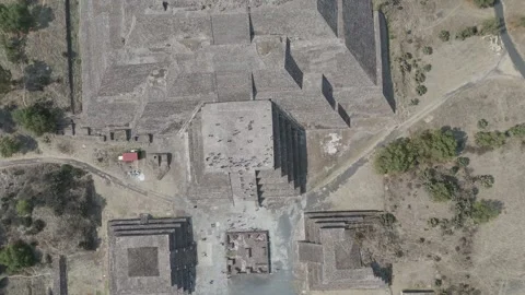 Stunning aerial top down view of the ancient pyramid of the moon in teotihuacan, 스톡 동영상 337911893