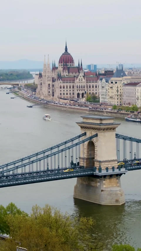 Stunning aerial view of Budapests iconic Chain Bridge and Parliament at sunrise Vídeo Stock 333507752
